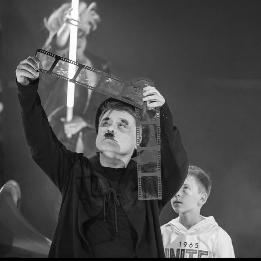 Чарли Чаплин в исполнении известного телеведущего и актера Сергея Майорова попытается переснять сюжеты величайших оперных произведений